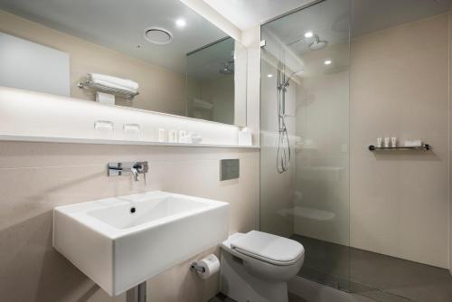 uma casa de banho com um lavatório, um WC e um chuveiro em Holiday Inn West Perth, an IHG Hotel em Perth