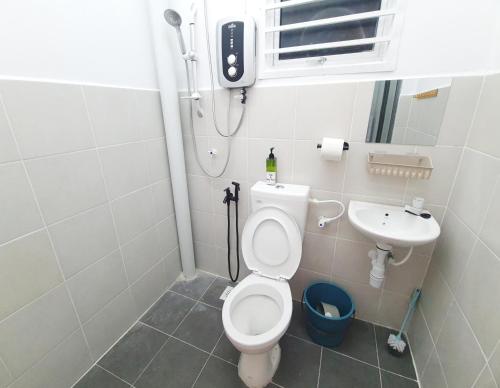 ein Badezimmer mit Toilette und Waschbecken in der Unterkunft Emilie 164 Cozy Seremban Homestay Galena Seremban Town in Seremban
