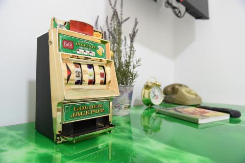 a table with a slot machine and a clock on it at Maison Lepore in Vietri di Potenza