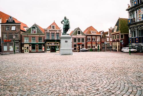 a statue in the middle of a city street at El Puerto Bed and Breakfast in Hoorn