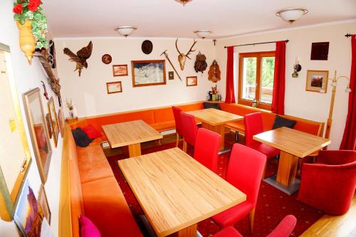 Ruang duduk di Bergheim Schmidt, Almhütten im Wald Appartments an der Piste Alpine Huts in Forrest Appartments near Slope