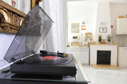 a record player sitting on top of a table at Maison Lepore in Vietri di Potenza