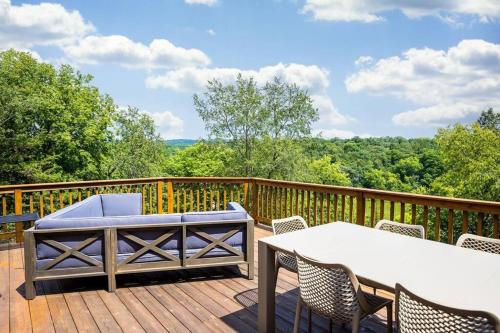Balkón nebo terasa v ubytování Lake Views! Hot Tub! Family & Pet Friendly!