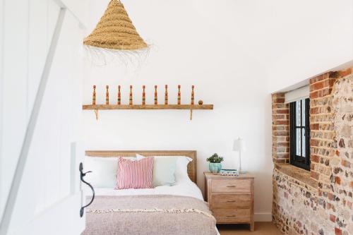 Ένα ή περισσότερα κρεβάτια σε δωμάτιο στο Luxury converted thatched barn near Chichester