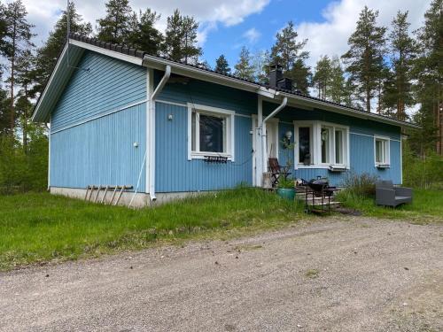 ein blaues Haus am Straßenrand in der Unterkunft Ullavan pieni helmi in Kokkola