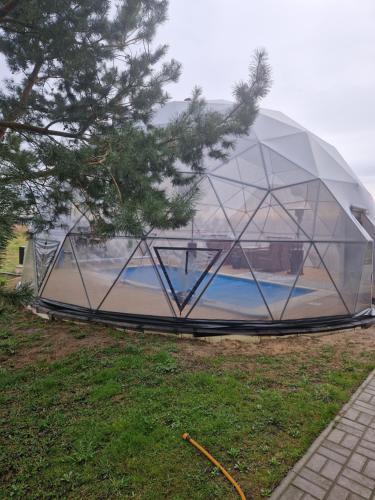 una cúpula de cristal en el lateral de un patio en Algio Pamiškė, en Kiškėnai