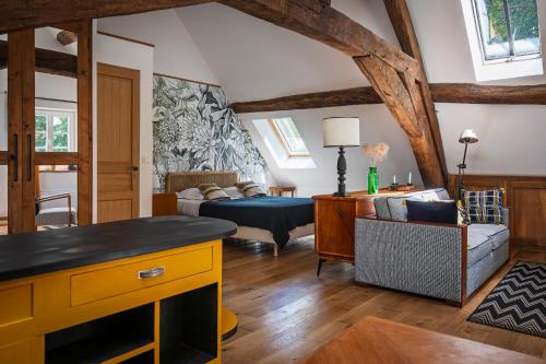 a living room with a couch and a table at Maison le Village - Maison d’Hôtes in Montagny-lès-Beaune