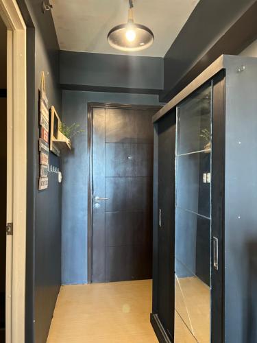 een hal met een zwarte deur in een kamer bij Urban solace iloilo in Iloilo City