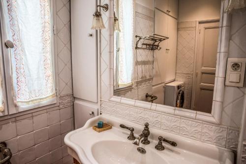 Magnificent Marseille 3-bedroom penthouse apartment with elevator, AC