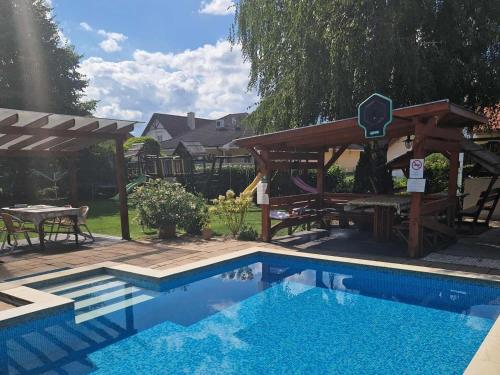 Bazén v ubytování Médea Apartman nebo v jeho okolí