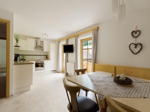 Una cocina o zona de cocina en Lovely Apartment in Hainzenberg next to Forest