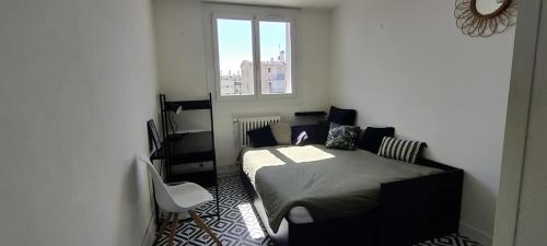 une petite chambre avec un lit et une fenêtre dans l'établissement Chez Fred and Nico, à Colomiers