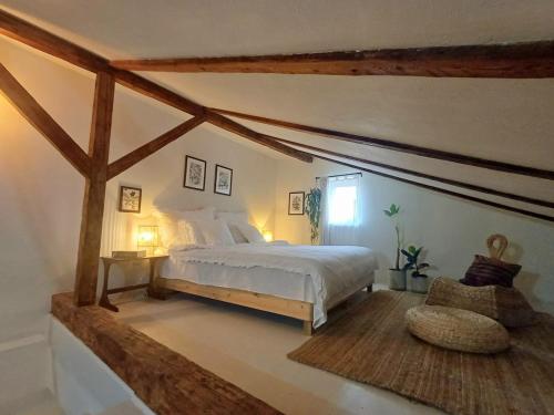 1 dormitorio con 1 cama blanca grande y techo de madera en Casa Horea 54, en Cluj-Napoca