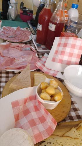 a table with a bowl of fruit on a cutting board at Villa Amaranta Room and Breakfast in Edolo