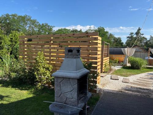 a garden with a brick oven in the yard at Agroturystyka Siedlisko in Kowiesy