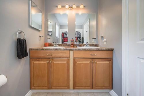 莱昂斯黑德Huron retreat, near beach & pet friendly的配有两个水槽和一面大镜子的浴室