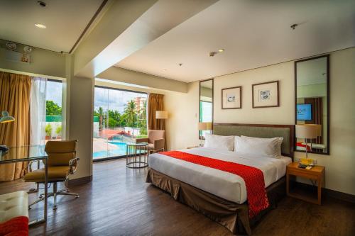 那牙The Isabelle Hotel的酒店客房带床和游泳池