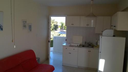 Kuchyň nebo kuchyňský kout v ubytování Quiet Top Floor One Bedroom Apartment in Pyla Near Beach