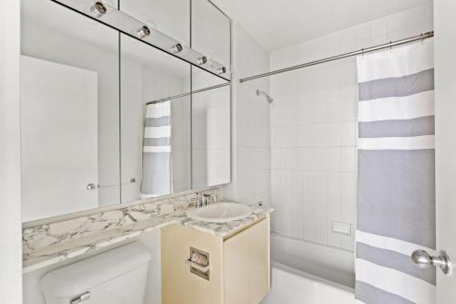 Phòng tắm tại Tribeca Studio w Gym Pool NYC-245