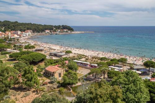 a view of a beach with a lot of people at Villa Massada - déconnexion entre pins & mer in La Seyne-sur-Mer