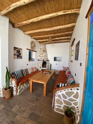 ein Wohnzimmer mit Sofa und Tisch in der Unterkunft Octopus house in Wassane