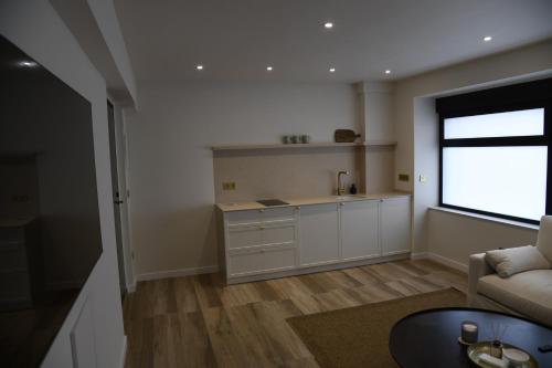 ハベアにあるAmber Apartmentsのソファと窓のあるリビングルーム
