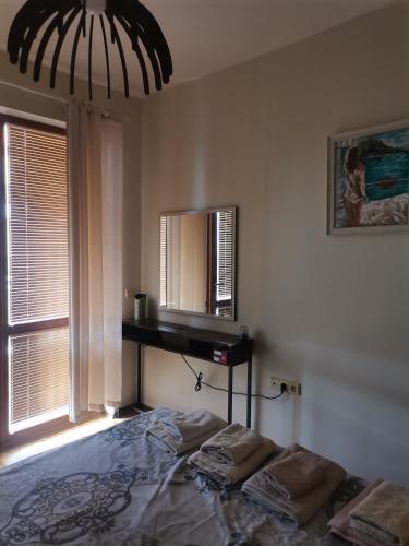 una camera con letto con specchio e scrivania di Апартамент в Oasis beach Kamchia - Лунна пътека a Dolen Bliznak
