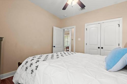 a bedroom with a white bed and a ceiling fan at Contractor-readypets Ok 2 Kings Fast Wifi in Lake Charles