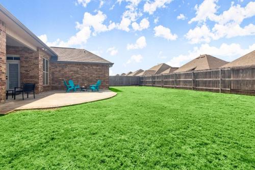 a large yard with chairs and a fence at Contractor-readypets Ok 2 Kings Fast Wifi in Lake Charles