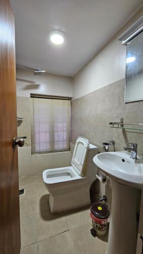 un bagno con un water e un lavandino di Sichu Chhen a Patan
