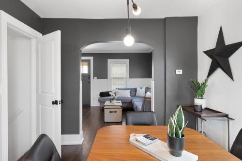 Fotografie z fotogalerie ubytování Chic Industrial 3 Bdr Home With Game Room v destinaci Ferndale