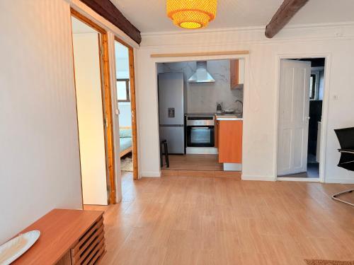 a kitchen and living room with a wooden floor at Bam’s Farm in Alcobaça