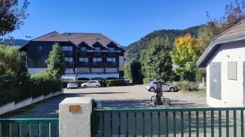 un grand bâtiment avec des voitures garées dans un parking dans l'établissement Studio Hyper centre - Ski, à Villard-de-Lans