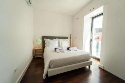 a bedroom with a bed and a large window at Oceanside Village 4 in Lagoa