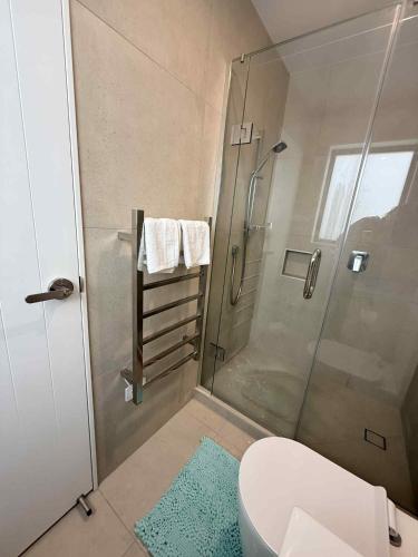 a bathroom with a shower and a toilet at Reeves awesome stay in Auckland