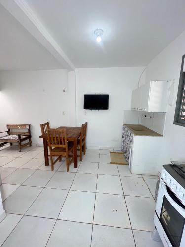 Una cocina con una mesa y un comedor. en Chalé 2 novo mel, en Areia Branca