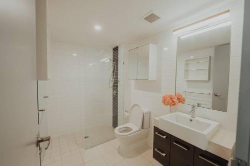 Ένα μπάνιο στο Beaufort Street Gem Stylish 1br Getaway