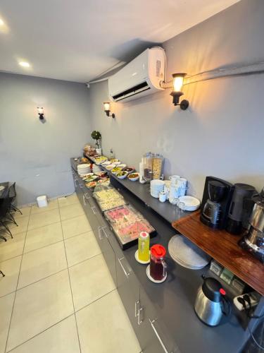 una cucina con un lungo bancone con cibo sopra di Castillo Rojo Hotel Istanbul a Istanbul