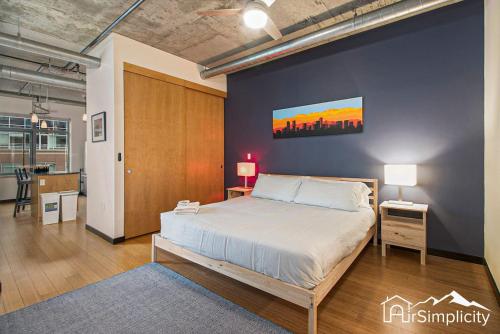 Postel nebo postele na pokoji v ubytování Loft Near Union Station W Gym & Patio