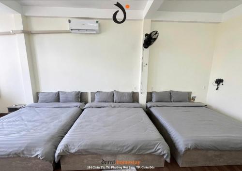 Ένα ή περισσότερα κρεβάτια σε δωμάτιο στο DeMi Homestay 2 - Châu Đốc