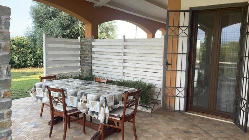 Una mesa y sillas en un patio. en EDEN - Paestum holiday home, en Paestum