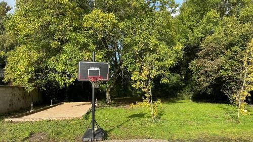 a basketball hoop in the middle of a yard at Appartement Atypique- Esprit Atelier Loft - parking privé - Wifi - vidéo in Amiens