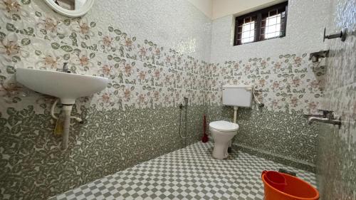 un baño con lavabo e inodoro en Arish Villa, en Varkala