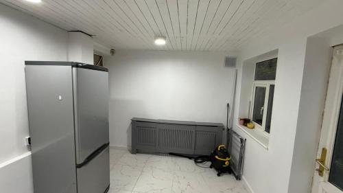 Peeams Abode Borehamwoodにあるキッチンまたは簡易キッチン