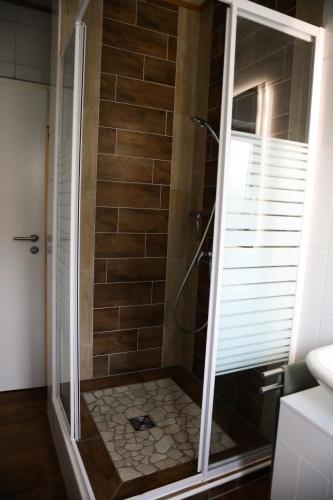Ένα μπάνιο στο Suite 13 Natur grün mit 2 Zimmer