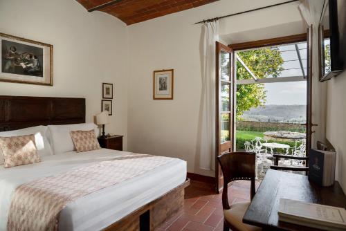 Una cama o camas en una habitación de Relais Vignale & Spa