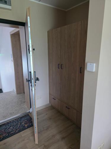 an empty room with a door and a mirror at Jagodowy Ski&Spa DeLux apartamenty z widokiem na góry,4km od Zieleniec Ski Arena Podgrzewany basen zewnętrzny latem,bilard,Wi-Fi w cenie Restauracja,balia,sauna na miejscu in Lasowka