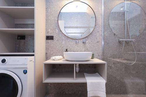 Un baño con lavabo y lavadora. en Industrial Stay in Apollo Residence w free parking, en Nivy