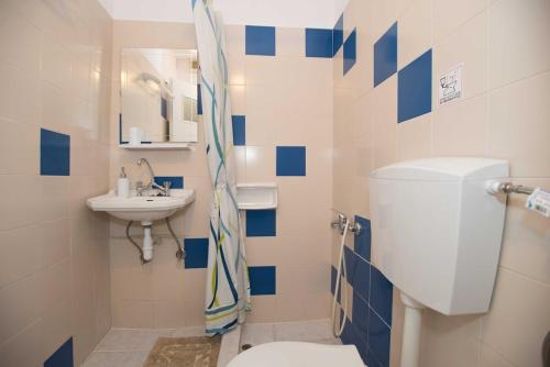 un bagno con un water e un lavandino di PAROS APARTMENT MELAS b2 a Paroikia
