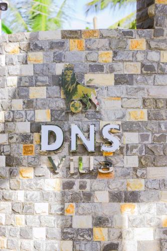 タンガラにあるDNS Villaの煉瓦壁の看板